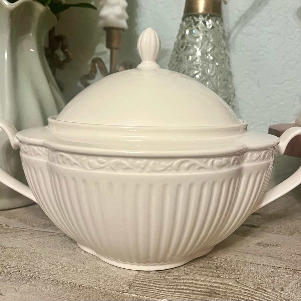 Mikasa Italian Countryside 2 Qt Round Covered Casserole (Stoneware)